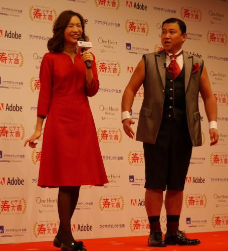 「寿ビデオ大賞」表彰式に登場したスギちゃんと、妊娠５カ月で腹部がふっくらしてきた優木まおみ