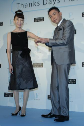 「プラチナ・ギルド・インターナショナル第６回プラチナ夫婦アワード」授与式で。光代さん（左）に指輪をはめる太田光