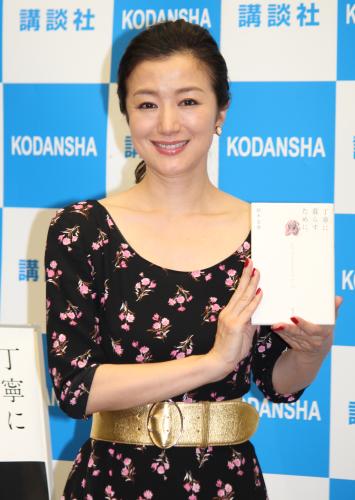 【画像・写真】鈴木京香　初エッセーは「自分と向き合えた」自ら誤字チェックも