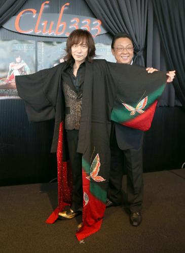 イベントに駆けつけた梅沢富美男から着物を贈られ大喜びのダイアモンド☆ユカイ（左）