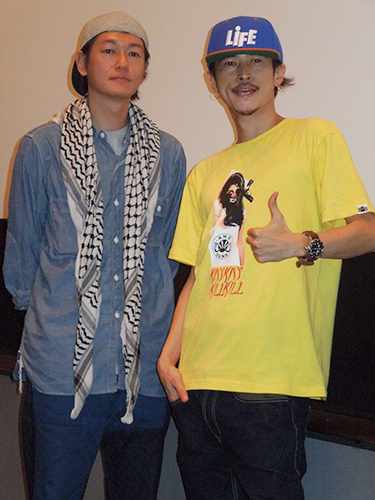 １１年ぶりに共演した映画の舞台あいさつを行った井浦新（左）と窪塚洋介　
