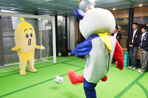 「ＰＫ対決」をするピラメキパンダ（右）とバナナ（Ｃ）テレビ東京