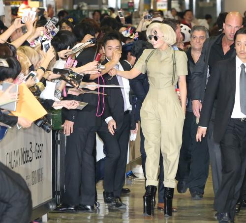 【画像・写真】レディー・ガガ来日　奇抜サングラスも衣装はおとなしめ