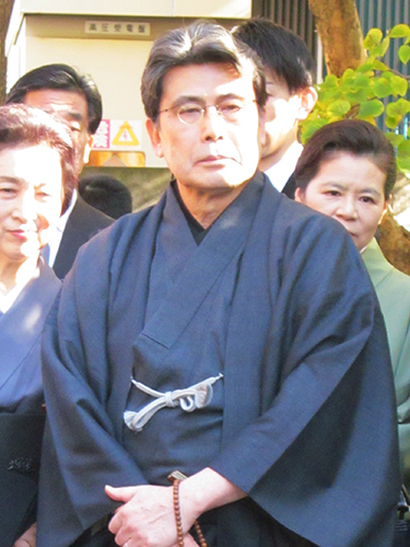 中村勘三郎さんの納骨式に参列した松本幸四郎