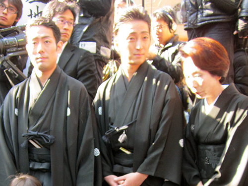 中村勘三郎さんの納骨式を行った（左から）勘九郎、七之助ら