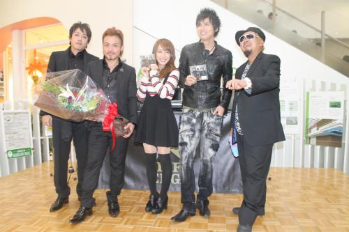 新アルバム発売イベントを行ったクリフエッジら（左から）ＤＪ　ＧＥＯＲＧＩＡ、ＪＵＮ、川崎希、アレクサンダー、ＳＨＩＮ