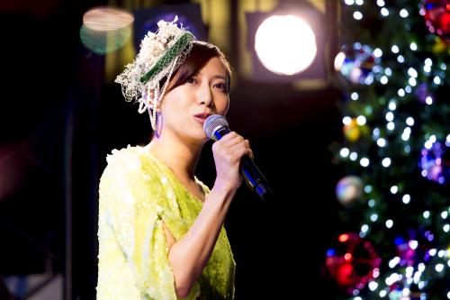 東京スカイツリータウンで開かれたクリスマスライブで歌唱する一青窈