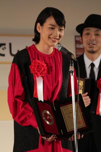「ユーキャン新語・流行語大賞　２０１３」表彰式で能年玲奈のスピーチを心配そうに見つめる宮藤官九郎
