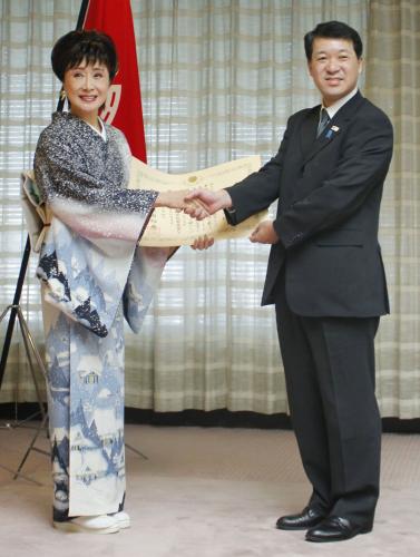 新潟県の泉田裕彦知事から県民栄誉賞を授与された小林幸子