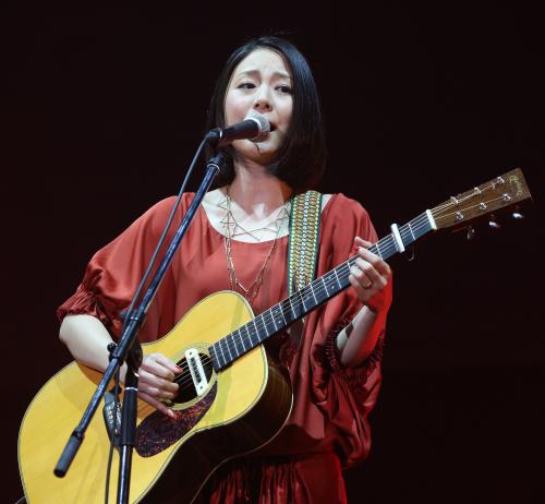 【画像・写真】植村花菜　幸せいっぱい「トイレの神様」弾き語り