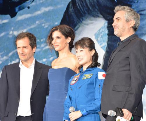 映画「ゼロ・グラビティ」ジャパン・プレミアに出席した（左から）プロデューサーのデイビッド・ヘイマン氏、サンドラ・ブロック、宇宙飛行士の山崎直子氏、アルフォンソ・キュアロン監督