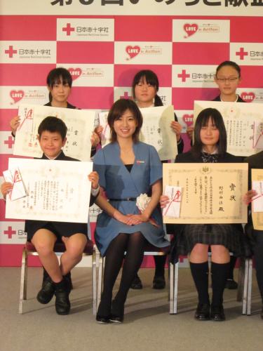 「いのちと献血俳句コンテスト」の表彰式でゲスト審査員を務めた南沢奈央（前列中央）