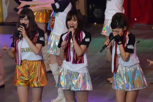 ライブで「アイドリング！！！」卒業を発表した遠藤舞（中）。大川藍（左）と橘ゆりかも号泣