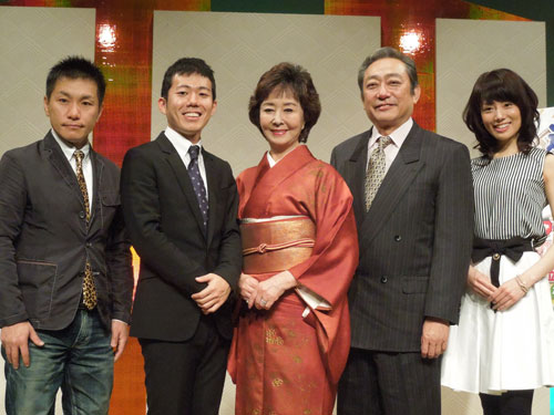 芝居での舞台初挑戦となる（左から）「ますだおかだ」増田英彦と藤山扇治郎、星由里子、渋谷天外、舞羽美海