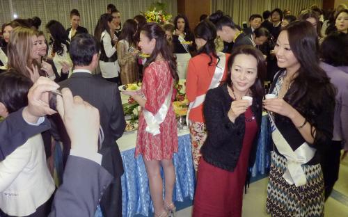 【画像・写真】ミス世界大会代表が訪問　自民党本部、華やかに