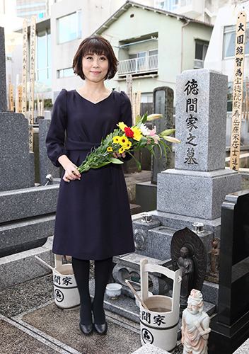 東京・西麻布の長谷寺で恩人・徳間康快さんの墓前に紅白出場を報告する水森かおり