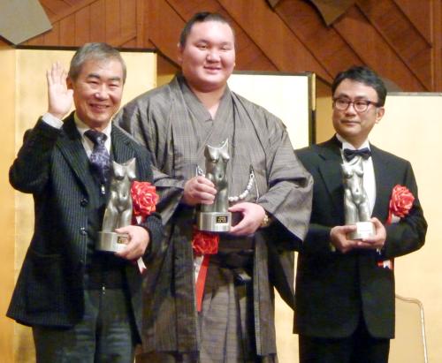 今年の「ゆうもあ大賞」を受賞した（左から）落語家の桂文枝、大相撲の横綱白鵬、脚本家の三谷幸喜さん
