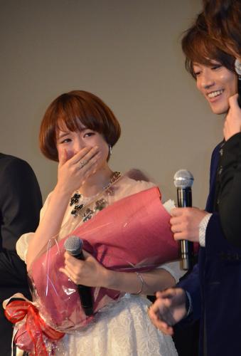 映画「カノジョは嘘を愛しすぎてる」初日舞台あいさつで、新人の大原櫻子は、佐藤健から花束を贈られて涙