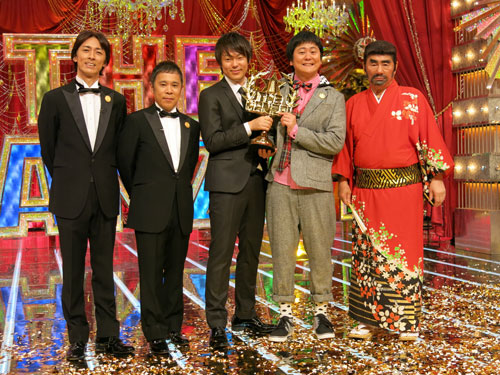 笑顔を見せる（左から）ＭＣのナインティナイン矢部、岡村、優勝したウーマンラッシュアワーの村本、中川、最高顧問のビートたけし