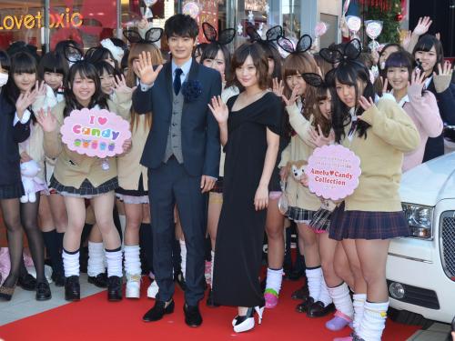 東京・原宿で映画「僕は友達が少ない」のイベントに登場した瀬戸康史、北乃きい。女子中高生１００人の歓声を浴びる