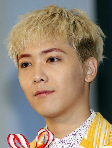 【画像・写真】イ・ホンギ　顔面負傷で公演延期…高所から転落、肩にもケガ