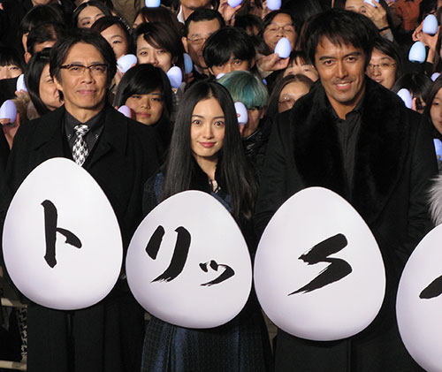 映画「トリック　ラストステージ」のイベントに登場した（左から）生瀬勝久、仲間由紀恵、阿部寛