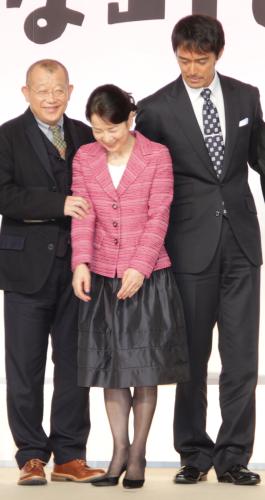 映画「ふしぎな岬の物語」制作発表会見で、つまずいた吉永小百合（中央）に手を添える笑福亭鶴瓶（左）と阿部寛