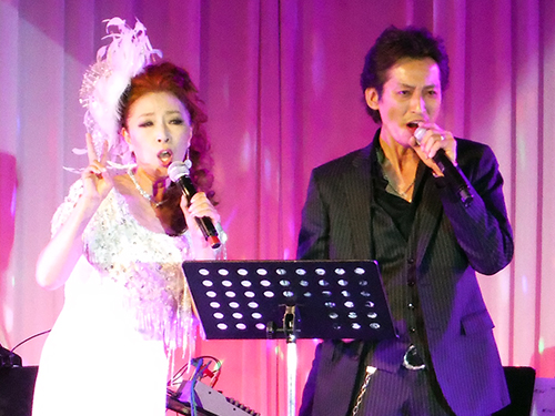 ディナーショーで、デュエット曲「今夜もしものストーリー」を披露した安倍理葎子と大沢樹生