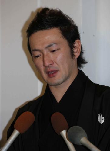 【画像・写真】獅童　告別式で号泣「おふくろがいないと何にもできない」