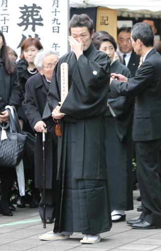 【画像・写真】母葬儀で獅童号泣「おふくろがつくった最高傑作になる」