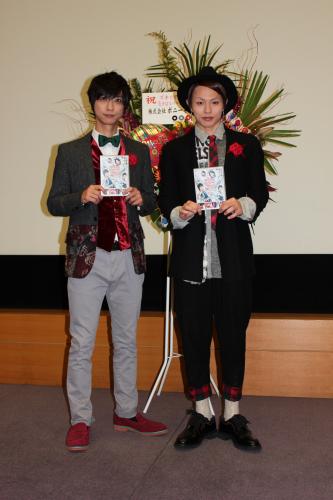 ＤＶＤ「ズキ☆アラ　シーズン２」発売イベントを行った鈴木裕樹（左）と荒木宏文