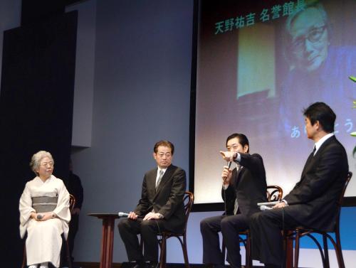 追悼集会の座談会で、天野祐吉さんの思い出を語る竹田美喜さん（左端）ら＝23日、松山市立子規記念博物館
