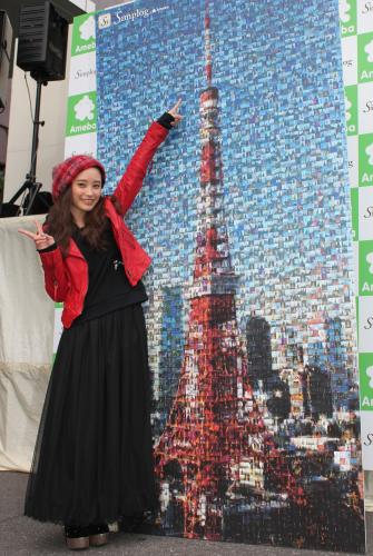 「東京タワー開業５５周年記念特別企画『私と東京タワー』ｂｙ　Ｓｉｍｐｌｏｇ発表イベント」で東京タワーのモザイクアートの横で笑顔の高橋愛