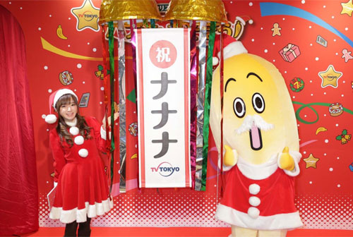 名前が「ナナナ」に決まり、お披露目されたテレビ東京の新キャラクターと同局・紺野あさ美アナウンサー（左）（Ｃ）テレビ東京