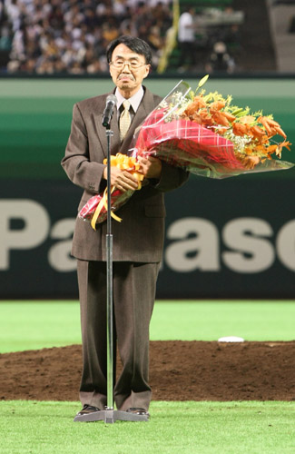 ０９年１０月７日、野球漫画「あぶさん」の主人公・景浦安武の引退セレモニーであいさつする水島新司氏