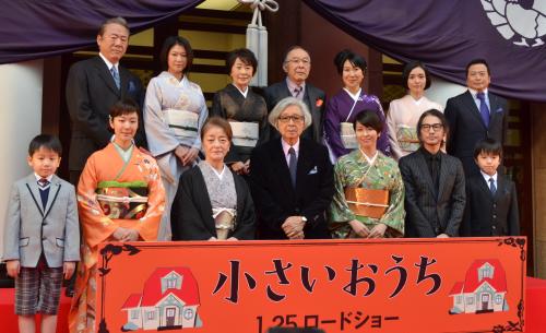 歌舞伎座で行われた試写会に出席した松たか子（前列右から３人目）ら