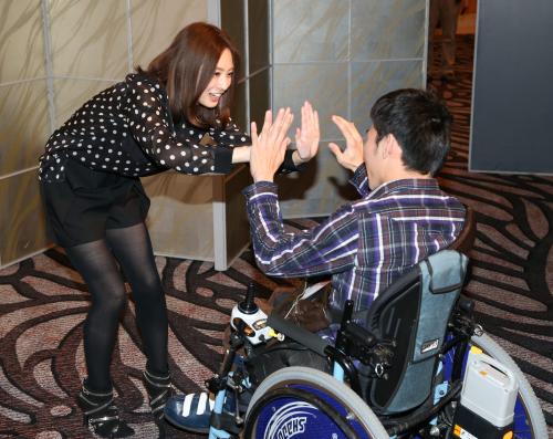 【画像・写真】北川景子　今年は漢字で「輝」　初ファン感謝祭は大盛況