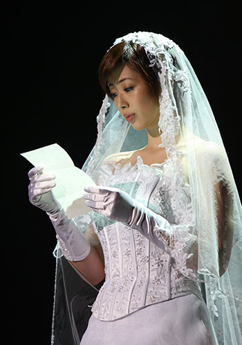 ２００８年、舞台でウエディングドレス姿を披露した井上和香