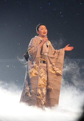 紅白リハーサルで島倉千代子さんの活躍をＶＴＲが流されたあと「津軽海峡・冬景色」を歌い上げる石川さゆり