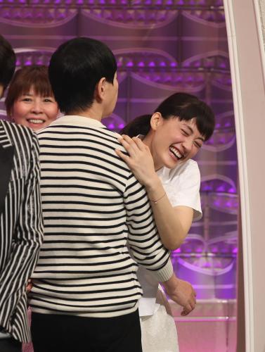 【画像・写真】綾瀬はるか「緊張」初歌唱で涙…アッコも「こっちが倒れそう」