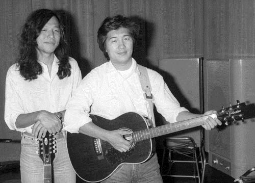 ８１年７月、都内のスタジオで山下達郎（左）と写真に納まる大滝詠一さん