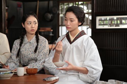「ごちそうさん」で杏（右）の娘役を初々しく演じる松浦雅