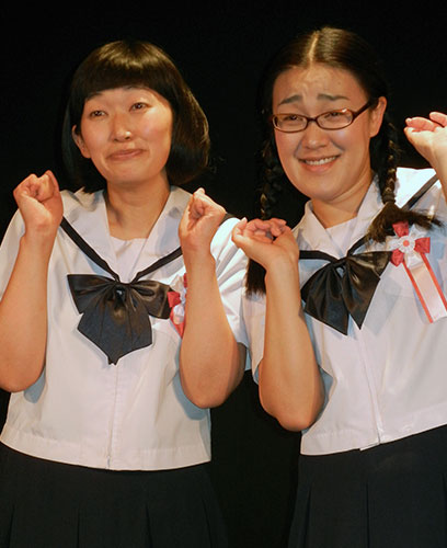 「たんぽぽ」の川村エミコ（左）と白鳥久美子