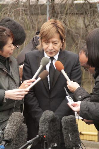 ポニーキャニオン元常務取締役　渡邉有三さん　葬儀告別式で、報道陣の取材に応じる小室哲哉