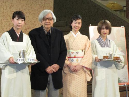 映画「小さいおうち」のイベントに参加した山田洋次監督（左から２人目）と黒木華（同３人目）