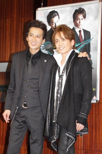 映画「鷲と鷹」完成披露記者会見で肩を組む大沢樹生（左）と諸星和己