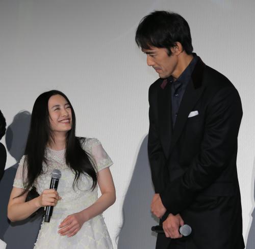 映画「トリック劇場版　ラストステージ」舞台あいさつで笑顔の仲間由紀恵（左）と阿部寛