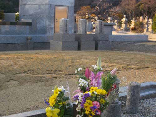 鎌倉霊園にある淡路恵子さんの元夫・萬屋錦之介さんの墓（中央）。左は錦之介さんとの子で、淡路さんの三男の小川晃廣さんの墓