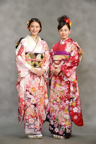 成人式の記念撮影を行った武井咲（左）と宮崎香蓮