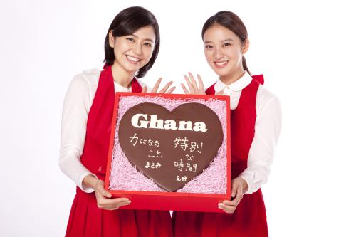 ロッテ「ガーナミルクチョコレート」ＣＭで競演する長澤まさみ（左）と武井咲は、チョコレートに思いをしたためる